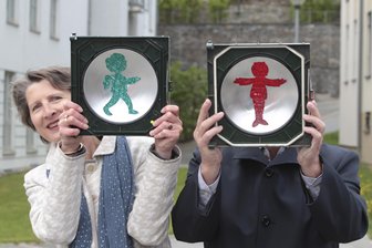 Erste Vater-und-Sohn-Ampel in Plauen fertig - Elke Schulze, Chefin der Galerie e.o.plauen, und OB Ralf Oberdorfer mit den neuen Ampelmännchen.