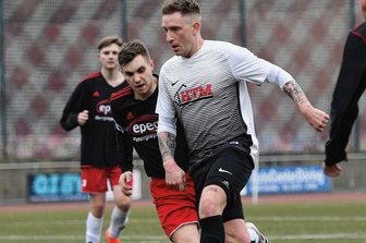 Erste Weichen werden gestellt - Rückkehr an alte Wirkungsstätte: Oliver Otto (v.), hier im Testspiel gegen Eintracht Sermuth, spielte vor seiner Zeit beim SV Geringswalde bei Motor Rochlitz. Am Sonntag kann er zunächst bei seinem Ex-Verein zuschauen, im Anschluss muss er an gleicher Stelle in der Mittelsachsenliga gegen Germania Mittweida II ran.