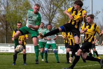 Erste Weichen werden gestellt - In der vergangenen Saison haben die Fußballer des SC Altmittweida, hier im Pokal-Viertelfinale gegen den späteren Sieger TSV Langhennersdorf, schon einmal erfahren, dass der Wind in der Mittelsachsenliga etwas rauer weht. Beim Derby in Claußnitz treffen sie am Sonntag aber auf einen alten Bekannten aus gemeinsamen Zeiten in der Mittelsachsenklasse.
