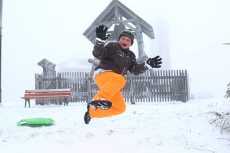 Erste Wintersportler auf dem Fichtelberg unterwegs - Max aus Neudorf gehörte am Reformationstag zu den ersten Rodlern auf dem Fichtelberg.