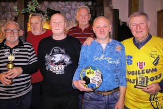 Erste Wohnsportgemeinschaft der DDR: Fußballjungs aus Aue treffen sich noch heute - Fußballspieler der ehemaligen Wohnsportgemeinschaft: Klaus Safranek, Hans-Joachim Laske, Manfred Wunsch, Rolf Skorzus, Steffen Safranek und Frank Riedel (von links). Sie haben sich zur Weihnachtsfeier getroffen und Erinnerungsstücke mitgebracht. 