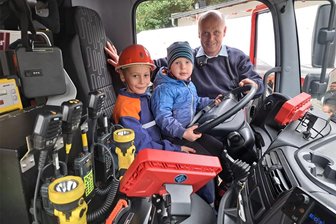 Ersten scharfen Einsatz gab es schon in Schellenberg: Feuerwehr Hohenfichte hat neues Fahrzeug - Mike Kregefsky (r.) zeigt seinen beiden Enkeln Adrian (M) und Julian Uhlig (l.) das neue Löschfahrzeug. Julian tritt in die Fußstapfen seines Opas: Er ist Mitglied der Jugendfeuerwehr von Hohenfichte.