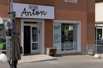 Erster 24-Stunden-Laden im Erzgebirge: Herr Anton ist schon Stadtgespräch - Mit "Herr Anton" ist in ein Ladengeschäft in der Zwönitzer Innenstadt eingezogen, das zehn Jahre leer stand.