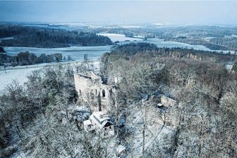Erster Advent im Vogtland: 16 Tipps fürs Wochenende - Winterromantik pur: Am Samstag läutet der Verein Burgstein erleben ab 14 Uhr die Adventszeit mit der Bläserklasse des Julius-Mosen-Gymnasiums Oelsnitz bei Glühwein und Leckereien ein. Es soll eine besinnliche Veranstaltung abseits des Weihnachtstrubels sein. Lukas Günther gelang vor wenigen Tagen dieses märchenhafte Bild von der Burgsteinruine.