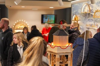 Erster Advent in Hainichen: Stau am Schneemannland und Verkehr auf kleiner Schiene - In der als Schneemannland bekannten Drechslerei Wagner schauten sich hunderte Gäste am Sonntag um.