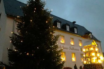 Erster Advent: Wofür Flöhas Oberbürgermeister Volker Holuscha geprobt hat - In Falkenau wurde die Pyramide vor dem Volkshaus aufgebaut.