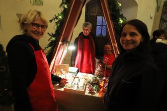 Erster Adventsmarkt am Dom zu Freiberg: Hunderte Besucher freuen sich am Lichterglanz - Jana Tschapek (r.) und Susanne Mayer (r.) freuen sich mit Annegret Springhetti über den Erfolg des Marktes.
