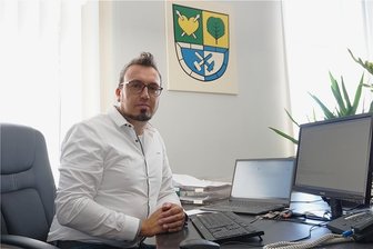 Erster Arbeitstag als Bürgermeister in Bösenbrunn: Christian Klemet startet - Unter dem großen Bösenbrunner Gemeindewappen ist der Arbeitsplatz des neuen Bürgermeisters Christian Klemet. 