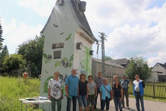 Erster Artenschutzturm des Vogtlandes eingeweiht - Der erste Artenschutzturm des Vogtlandes wurde von der Pausaer Ortsgruppe des Naturschutzbundes eingeweiht. Unterhalb des Daches sind Nisthilfen für Schwalben, oben am Dach ein Turmfalkenkasten. Auch an Fledermäuse und Igel wurde gedacht. Fotos: Simone Zeh (3)