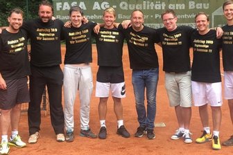 Erster Aufschlag in Bayern - Vorfreude auf die Regionalliga: Das Tennisteam der SpG Freiberg/Chemnitz bei den Herren 30+, das 2019 den Aufstieg erkämpfte.