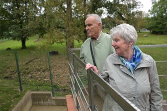 Erster Besuch seit 40 Jahren und dann das: Heidrun und Willi werden als Hunderttausendste Gäste im Tierpark Hirschfeld geehrt - Heidrun und Willi Enskat sind als hunderttausendste Gäste im Tierpark Hirschfeld begrüßt worden.