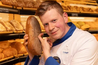 Erster Brotsommelier im Erzgebirge: Toni Hager - Er spricht nicht mit dem Brot, aber er versteht es: Toni Hager aus der Bäckerei von Tobias Nönnig in Ehrenfriedersdorf ist der erste Brotsommelier im Erzgebirge. Die Ausbildung dazu hat ihn auch mit einem anderen Experten seines Faches zusammengeführt: Starkoch Johann Lafer.