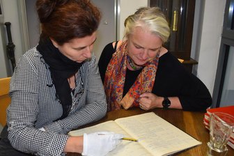 Erster Check ergibt: Verdacht auf NS-Raubgut im Museum Burg Mylau - Provenienz-Forscherin Lore Liebscher (links) und Museumsleiterin Sina Lorbeer-Klausnitz beim Erstcheck der Bestände im Museum Burg Mylau.