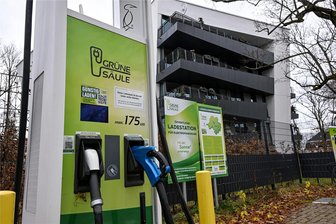 Erster Chemnitzer Großvermieter will Elektroautos für Stromversorgung nutzen - Bei der im Herbst 2021 fertiggestellten Tanzenden Siedlung der Chemnitzer Siedlungsgemeinschaft waren öffentliche Ladesäulen für E-Fahrzeuge von Beginn an ebenso eingeplant wie Ladeboxen in den Tiefgaragen. Künftig soll über die Anlagen das Einspeisen von Strom in das Hausnetz ermöglicht werden.