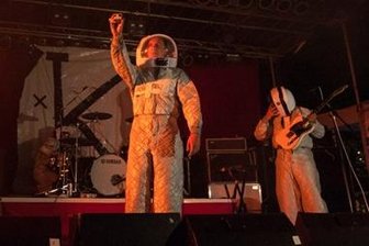 Er ist der Sigmund Jähn der ostdeutschen Musik: Felix Kummer, Sänger der Band Kraftklub, die das Kosmonaut-Festival mit organisiert hat.