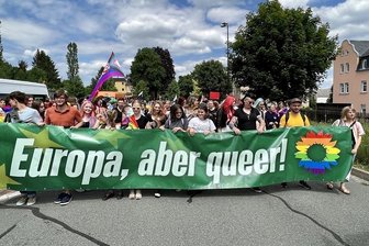 Erster Christopher Street Day im Erzgebirge zieht durch Stollberg - In Stollberg hat am Samstagnachmittag der erste Christopher Street Day im Erzgebirge stattgefunden. 