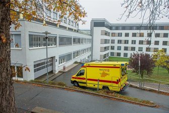 Erster Corona-Verdachtsfall in Auer Klinik - Bei Verdachtsfällen bittet die Klinik darum, dass sich Betroffene zunächst telefonisch melden und nicht sofort in die Notaufnahme kommen.