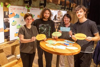 Erster Demokratie-Brunch im Vogtland: Das sind die Ergebnisse - Stadträtin Diana Zierold, Anton Reinelt aus Greiz, Bündnis-Koordinatorin Ulrike Liebscher und Simon Zwintzscher aus Netzschkau stellten die Ergebnisse des ersten Demokratie-Brunches im Malzhaus vor.
