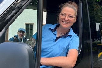Erster Elektro-Bus im Erzgebirgskreis fährt in Gelenau auf Linie - Franziska Claußnitzer sitzt am Steuer des neuen E-Busses in Gelenau.