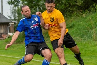 Erster Erfolg auf neuem Platz - Einen Schritt voraus: Der SV Geringswalde/Schweikershain, hier mit Oliver Thieme (r.) gegen den Mittweidaer Robby Sähmisch, ist durch den ersten Saisonerfolg auf Platz 4 der Mittelsachsenliga geklettert. 