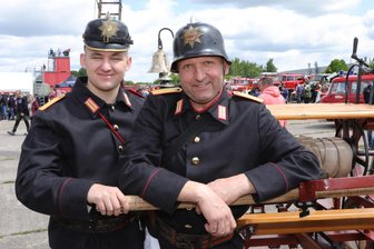 Erster Feuerwehr-Historiktag im Erzgebirge: Die spannende Geschichte eines Fluchtfahrzeugs - Jan (rechts) und Willi von der Feuerwehr Hohndorf waren mit dem Spritzenwagen da. Dazu trugen sie eine passende Uniform.