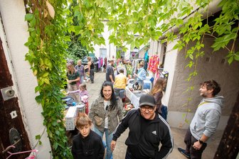 Erster Flohmarkt in ehemaliger Plauener Likörfabrik zieht junge Besucher an - 