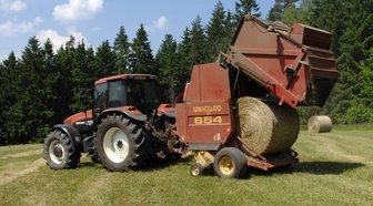 Erster Futterschnitt ist in den Silos - Am Dienstag bei Arnoldsgrün: Traktorist Michael Graf von der Agrargenossenschaft Tirschendorf verdichtet mit einer Rundballenpresse Heu. 