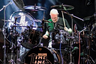 Erster Gast aus der Ruhmeshalle des Rock im Reichenbacher Bergkeller - In 58 Jahren auf der Bühne kam bei Schlagzeuger-Legende Chris Slade einiges zusammen. Im Bergkeller gibt es deshalb am 21. Oktober bei The Chris Slade Timeline drei Stunden Musik von AC/DC bis David Gilmour.