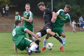 Erster gegen Zweiter: Spitzenspiel der Vogtlandklasse steigt in Jößnitz - Der TSV Trieb (grüne Trikots) will am 4. Spieltag die ersten Punkte zu Hause gegen Oelsnitz II holen. Moritz Voigt (scharzes Trikot) muss mit seinen Bad Brambachern zum Spitzenspiel nach Jößnitz.