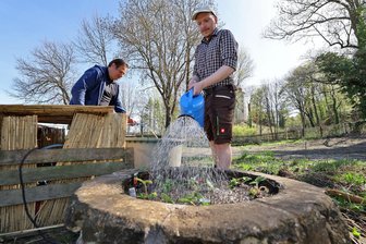 Erster Glauchauer Mitmachgarten öffnet sich - Lutz Kraege (links) und Tobias Stöber sind die Ansprechpartner im Mitmachgarten.