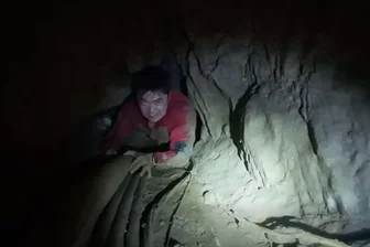 Erster Goldsucher nach zehn Tagen aus Höhle geborgen - Die Retter mussten sich durch extrem enge Tunnel kämpfen.