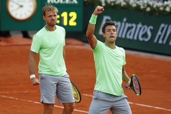 Erster Grand-Slam-Titel eines deutschen Doppels seit 82-Jahren: Krawietz/Mies gewinnen French Open - Kevin Krawietz (l) und Andreas Mies jubeln.