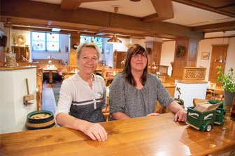 Erster Job nach mehr als 20 Jahren: Wie eine Vogtländerin wieder ins Berufsleben findet - Isabell Richter (rechts) hat im Restaurant „Sachsenhof-Stüberl“ in Bad Elster nach ihrer Langzeitarbeitslosigkeit eine feste Arbeitsstelle gefunden. Restaurant-Leiterin Martina Rill ist von ihrer neuen Mitarbeiterin begeistert.