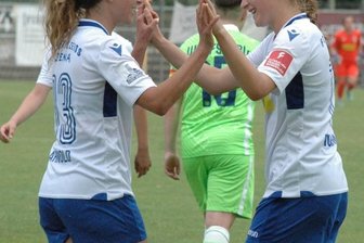 Erster Jubel nach Leidenszeit - Gelungenes Comeback: Nicole Woldmann (r.) war beim 2:2 der Jenaer Frauen gegen die U 20 des VfL Wolfsburg an beiden Treffern beteiligt. Hier freut sie sich mit Julia Arnold über die zwischenzeitliche Führung.