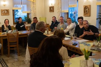 Erster Klingenthaler Unternehmerstammtisch seit zwölf Jahren: Wie kommt die Industrie in der Stadt zu Nachwuchs? - Wie kommen die Klingenthaler Industriebetriebe zu ausreichenden und auch geeigneten Auszubildenden? Die Frage stand beim Unternehmerstammtisch am Freitag in Zwota, zu dem Vertreter von 16 Firmen gekommen waren. Die Initiative dazu ging vom Klingenthaler Unternehmer und CDU-Stadtrat André Karbstein aus.