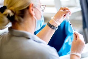 Erster Landkreis in Sachsen umgeht Impfpflicht im Gesundheitswesen - Ungeimpfte Beschäftigte im Gesundheits- und Pflegebereich des Landkreises Mittelsachsen müssen Konsequenzen aus der einrichtungsbezogenen Impfpflicht nicht mehr fürchten.