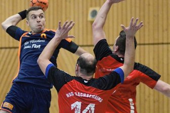 Erster Lichtblick beim VfB - Der Lengenfelder Patrick Rink (links am Ball) wird hier bei einem Torwurf von Marc Bohn und Steve Rettcke attackiert. Mit neun Treffern ist er der treffsicherste Spieler der Partie. 