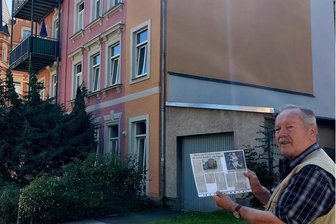 Erster Luftangriff auf Plauen vor 80 Jahren: „Mama glaubte, wir hätten nichts zu befürchten - da schlug es bei uns ein“ - Peter Winkler steht in der Plauener Kantstraße. Hier starb vor 80 Jahren seine kleine Schwester. Einen Beitrag aus dem „Vogtland-Anzeiger“ über die Ereignisse hat er aufgehoben.