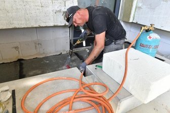 Erster Mieter für Freiberger Haus der Generationen steht fest - Der Rohbau steht: Axel Bär von der Firma Haenes Dachdecker hat am Dienstag Podeste am Haus der Generationen abgedichtet. 