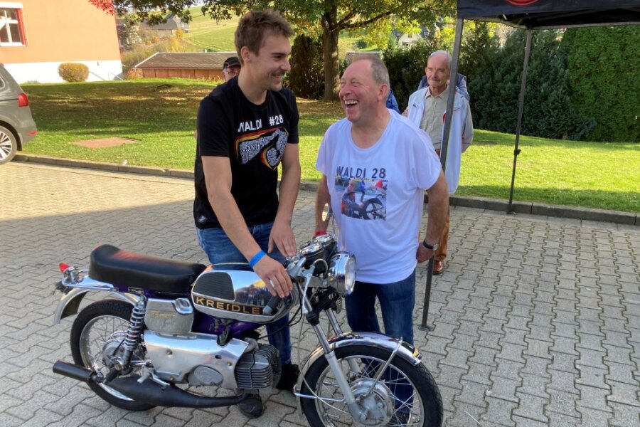 Erster Motorsportclub der DDR: Auer MSC feiert 65. Geburtstag mit prominenten Gästen - Markus Reiterberger mit Aues Clubchef Rainer Pommer an einer Kreidler-Rennmaschine.