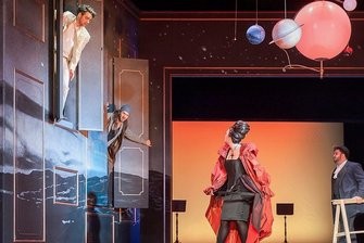 Erster Opernabend im sanierten Zwickauer Gewandhaus: Das Warten hat sich gelohnt - Turbulente Bühneneinweihung: Don Giovanni (Sebastian Seitz), Leporello (Johannes Fritsche, Donna Anna (Christina Maria Heuel) und Masetto (Maurice Giancarlo Avitabile, v. l.) in Aktion.