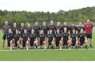 Erster Prüfstein im zweiten Spiel: Veilchenfrauen fiebern Heimauftakt entgegen - Zur Landesliga-Frauenmannschaft des FC Erzgebirge Aue gehören: (hinten von links) Trainer Alexander Zamzow, Gianna Kramp, Nelly Engelhardt, Milla Kurth, Elisa Ehmig, Michelle Albrecht, Anni Borrmann, Luisa Pollmer, Michaela Weidauer, Paula Püschmann, Candy Ullmann und Co-Trainer Sven Bräunig sowie (vorn von links) Elise Schneider, Sophia Organiska, Lilly Rose, Melanie Hähnel, Lina Blawid, Nelly Josephine Estel, Jessica Kramp, Veronika Remenova, Enya-Melina Loos und Lisa Friedrich.