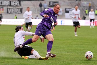 Erster Punktgewinn seit Februar: Erzgebirge Aue ärgert Aufstiegsaspiranten Verl - Julian Stark (l.) foulte in dieser Szene in größter Not den eingewechselten Jannic Ehlers. Ob er damit sogar den Auer Heimsieg verhinderte?