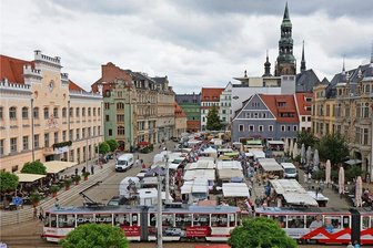 Erster Sachsenmarkt in Zwickau kommt gut an - Der erste Sachsenmarkt 2021 am Mittwoch auf dem Zwickauer Hauptmarkt war ein voller Erfolg. Er ist vor allem für ältere Bürger aus der Muldestadt und der Umgebung ein Magnet. 