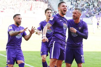 Erster Saisonsieg: Erzgebirge Aue bezwingt St. Pauli - Pascal Testroet (37, Aue) erzielt den Treffer zum 2:1 und jubelt mit Calogero Rizzuto (20) und Christian Tiffert (33).
