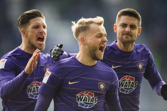 Erster Sieg 2018: Erzgebirge Aue gewinnt gegen Kaiserslautern - Der Auer Pascal Köpke (M.) jubelt nach seinem Tor zum 1:0 mit Dennis Kempe (l.) und Dimitrij Nazarov.