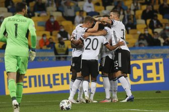 Erster Sieg für DFB-Auswahl im Jahr 2020 - 2:1 in der Ukraine - Matthias Ginter (2.v.l, Deutschland) feiert mit Teamkameraden das erste Tor ihrer Mannschaft.