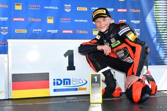 Erster Sieg für Robin Siegert im Northern Talent Cup bei der Internationalen Deutschen Motorradmeisterschaft in Oschersleben - Robin Siegert nach seinem ersten großen Coup im Northern Talent Cup.