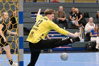 Erster Sieg im dritten Anlauf: Handballer des Auer Juniorteams dürfen endlich jubeln - Brauchte ein bisschen, um warm zu werden. Doch dann war Keeper Leonard Schreiber seinem Team eine große Stütze beim ersten Heimsieg in der neuen Liga.