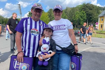 Erster Sieg im ersten Spiel: Das erwarten die Fans von Erzgebirge Aue jetzt von ihrer Fußballmannschaft - Finn Markgraf (5) ist mit seinen Großeltern Uwe und Andrea aus Mülsen angereist und war das dritte Mal mit im Stadion bei einem Spiel seines Lieblingsvereins. Das gehäkelte Maskottchen „Aue“ hat heute Glück gebracht.